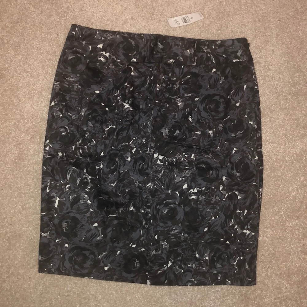LOFT NEW mini pencil skirt, size 6.